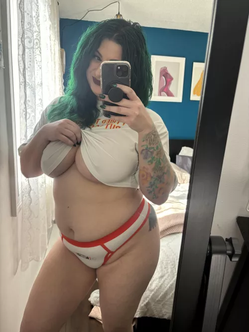 A little underboob never hurt anyone 😇