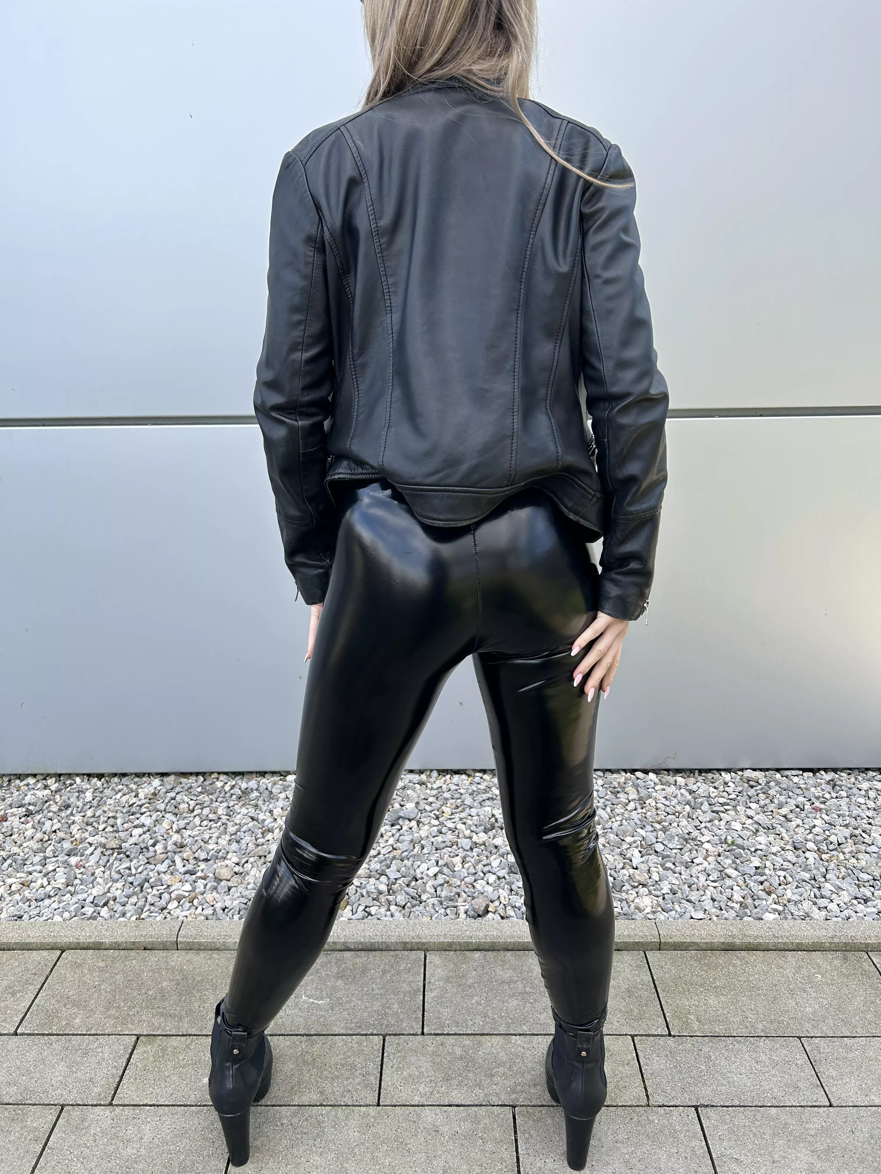 Are you brave enough to eat me out while my friends are secretly watching or shy away?
