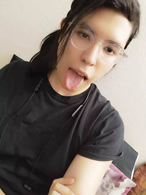 do u think i have a pretty face 🥺👉👈