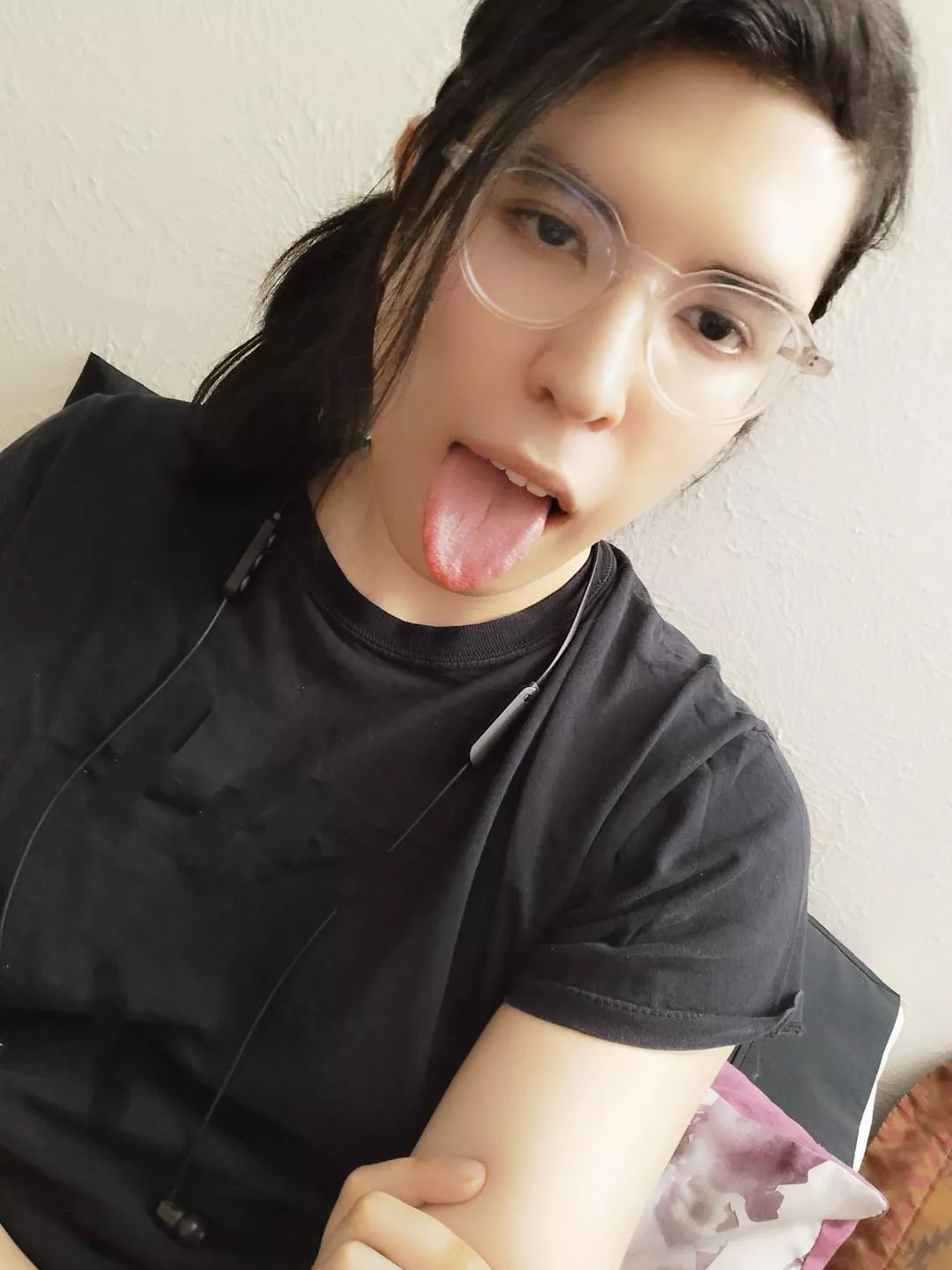 do u think i have a pretty face 🥺👉👈