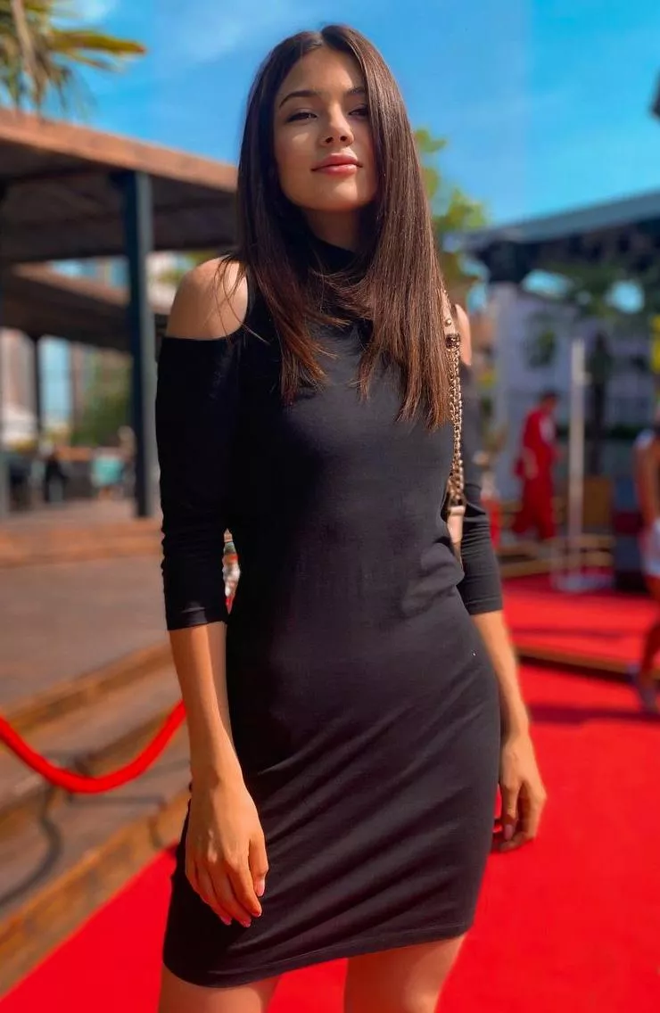 does this dress fit my little body snugly?