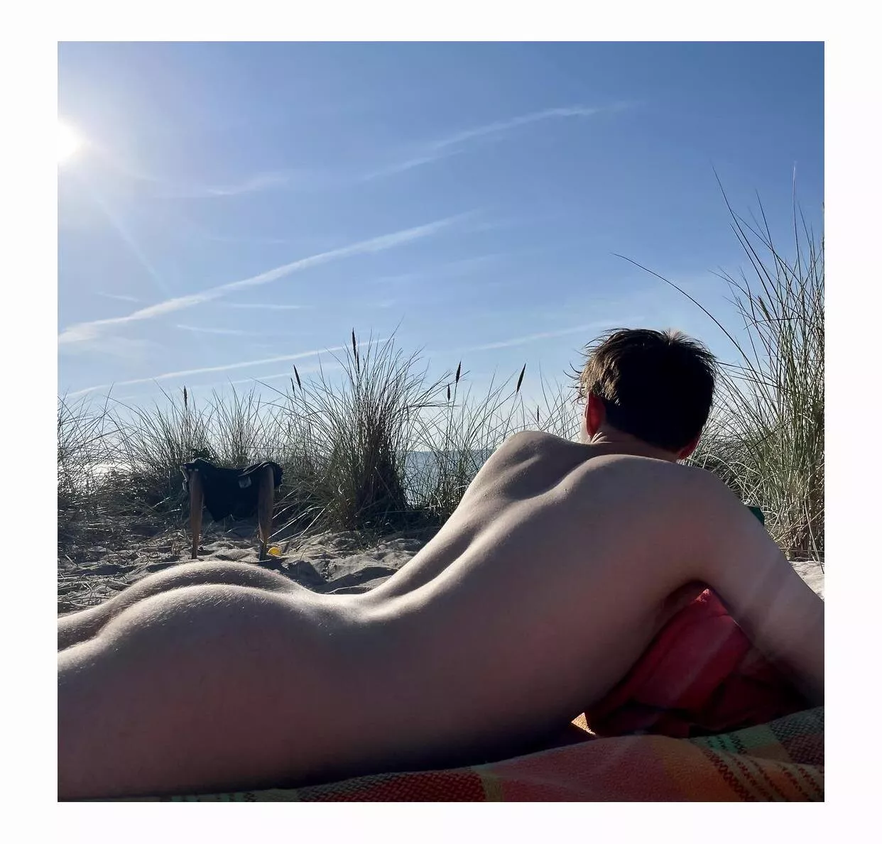 Dould you come over after you saw my naked ass at the beach? ☀️ 🍑