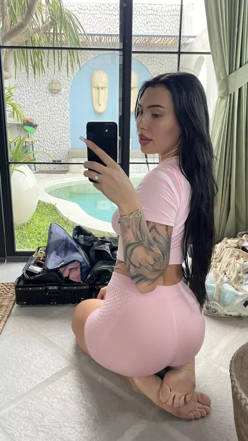 Enjoy my peach in leggings