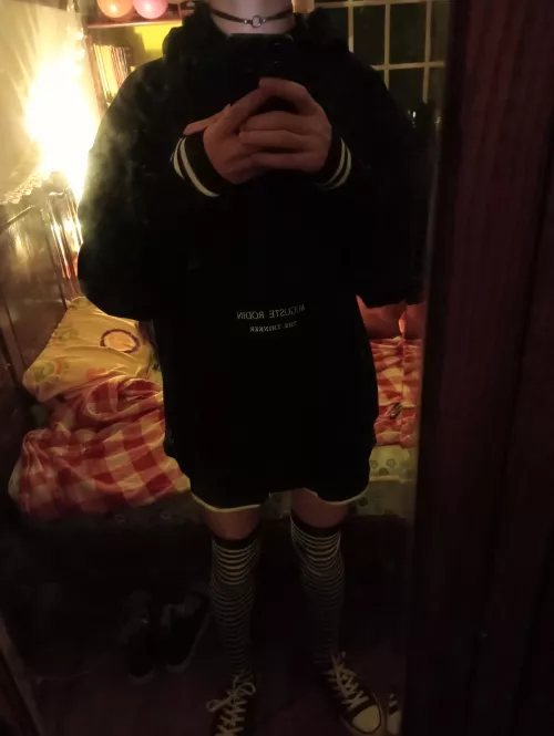 First time dressing as a femboy, was so excited didn't even tidy up my room, what do y'all think?
