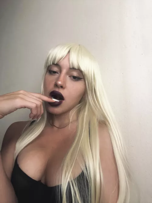 Follow me on my only @anggelinna