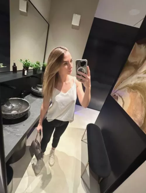 Gym selfies are a must when you look this cute (@roxyfoxymodel)