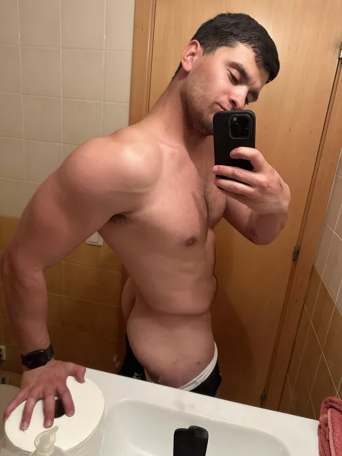 I shouldn't publish this but I think my body today looks like a Greek sculpture, do you think the same as me?🤞🏼🫶🏼