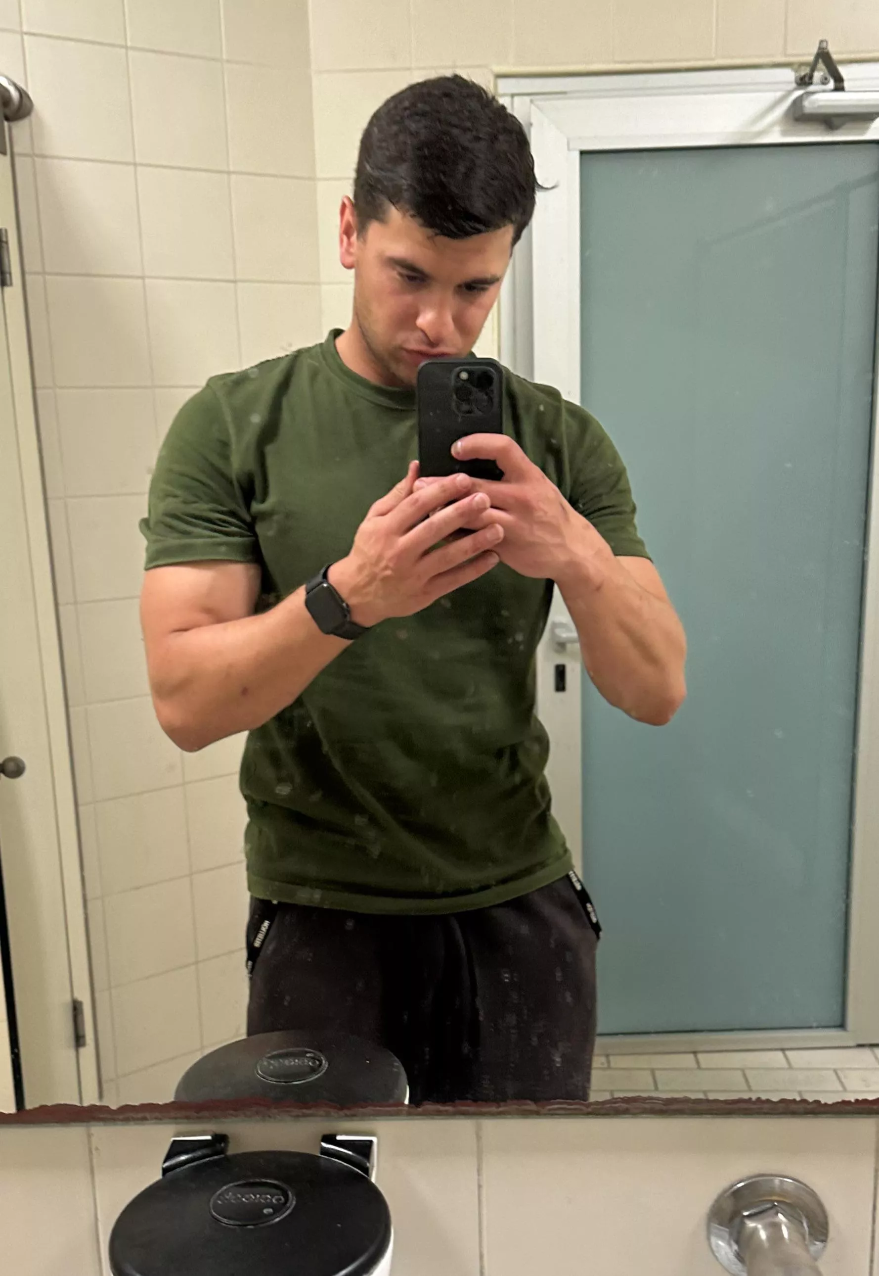 I think I shouldn't care but no one looks at me at the gym, am I ugly? Be brutally honest❤️