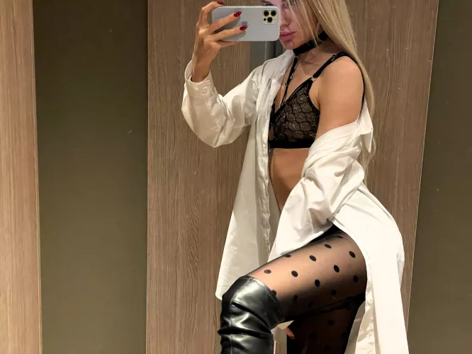 I was going to change my clothes😇😇 I'd love to have an audience spectating me in the changing room