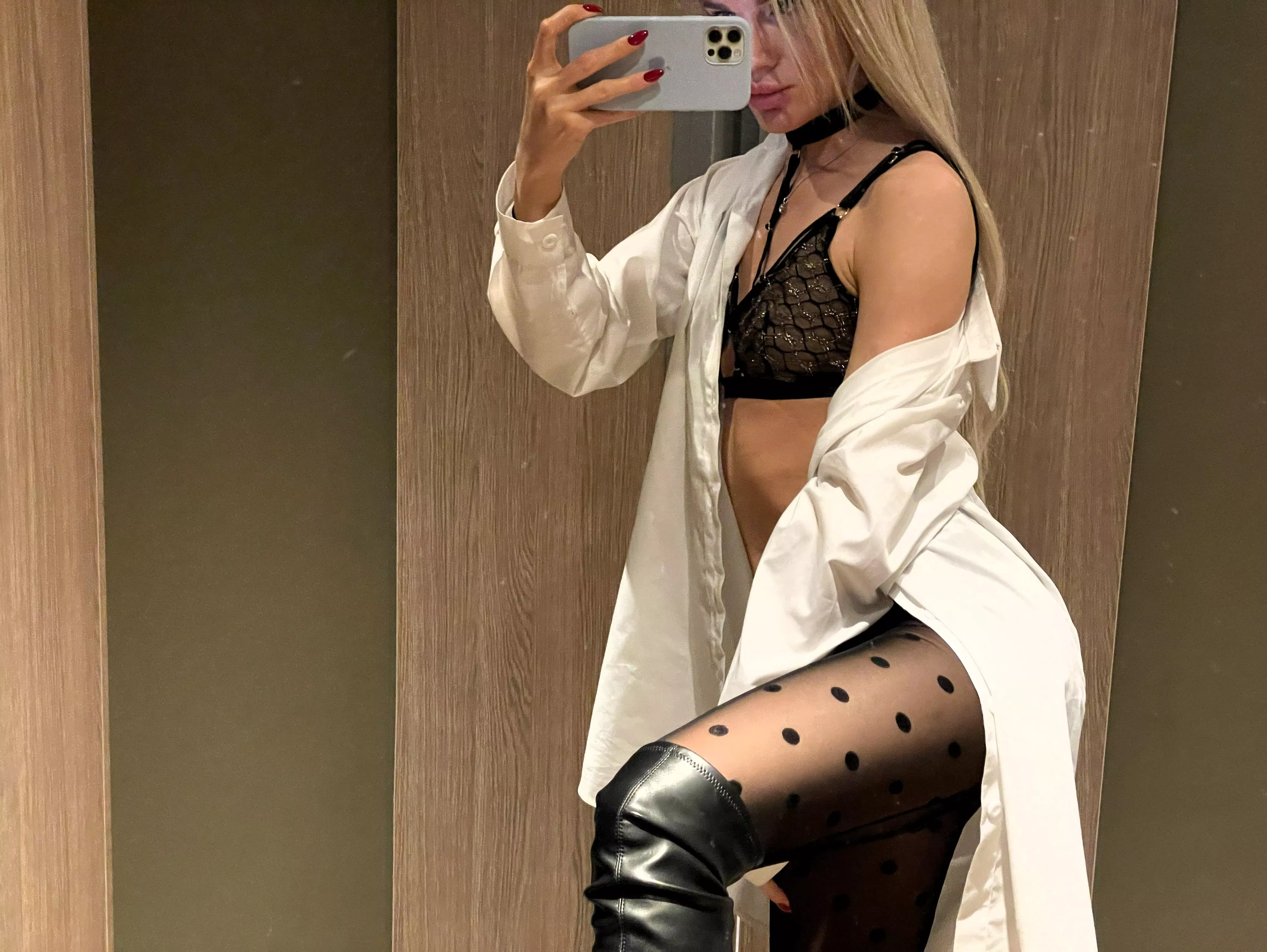 I was going to change my clothes😇😇 I'd love to have an audience spectating me in the changing room