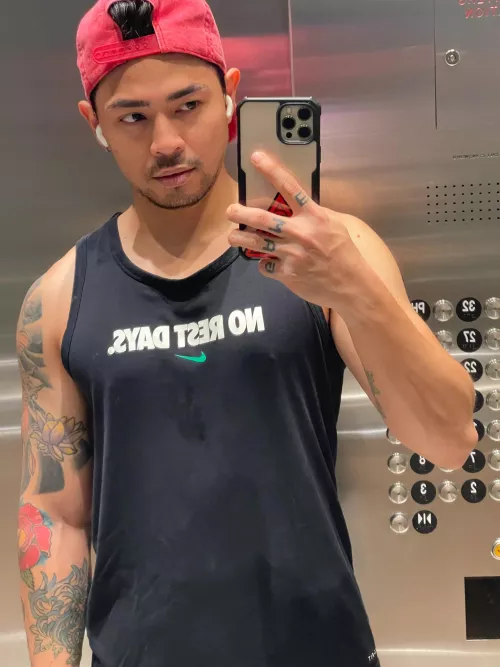 Just finished working out, gotta take a selfie while I'm pumped!