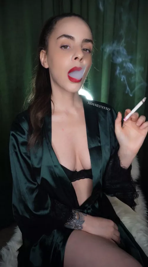 Let me smoke for you like a good girlfriend should 😘