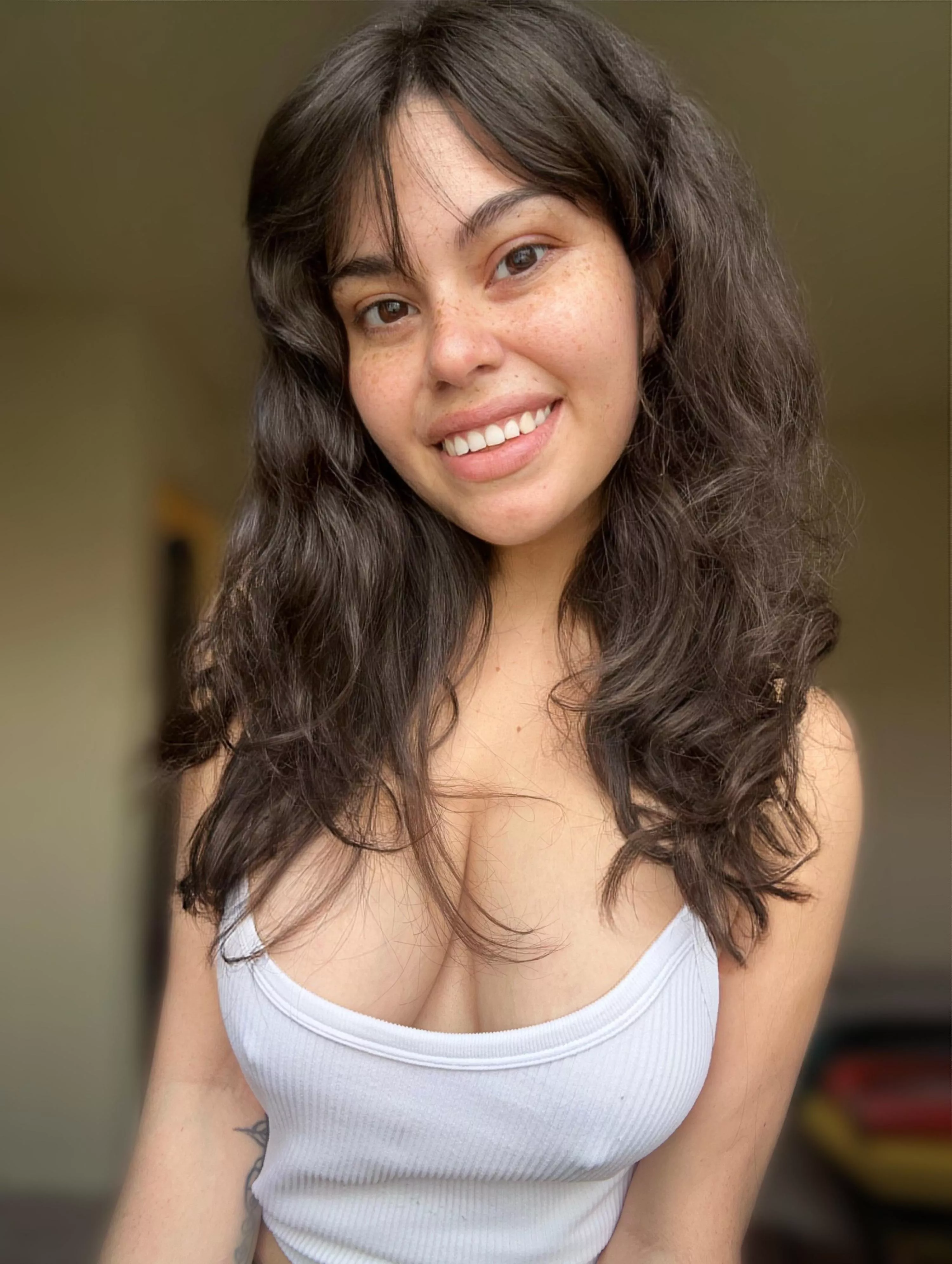 Messy bed head & no bra. Cute? 