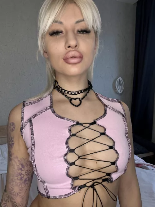 Sparkling eyes yearning for your dominance