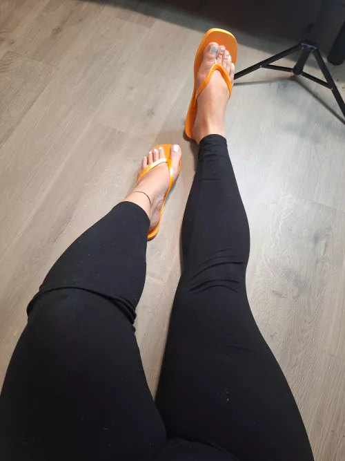 That flip flop and leggings combo 👌 