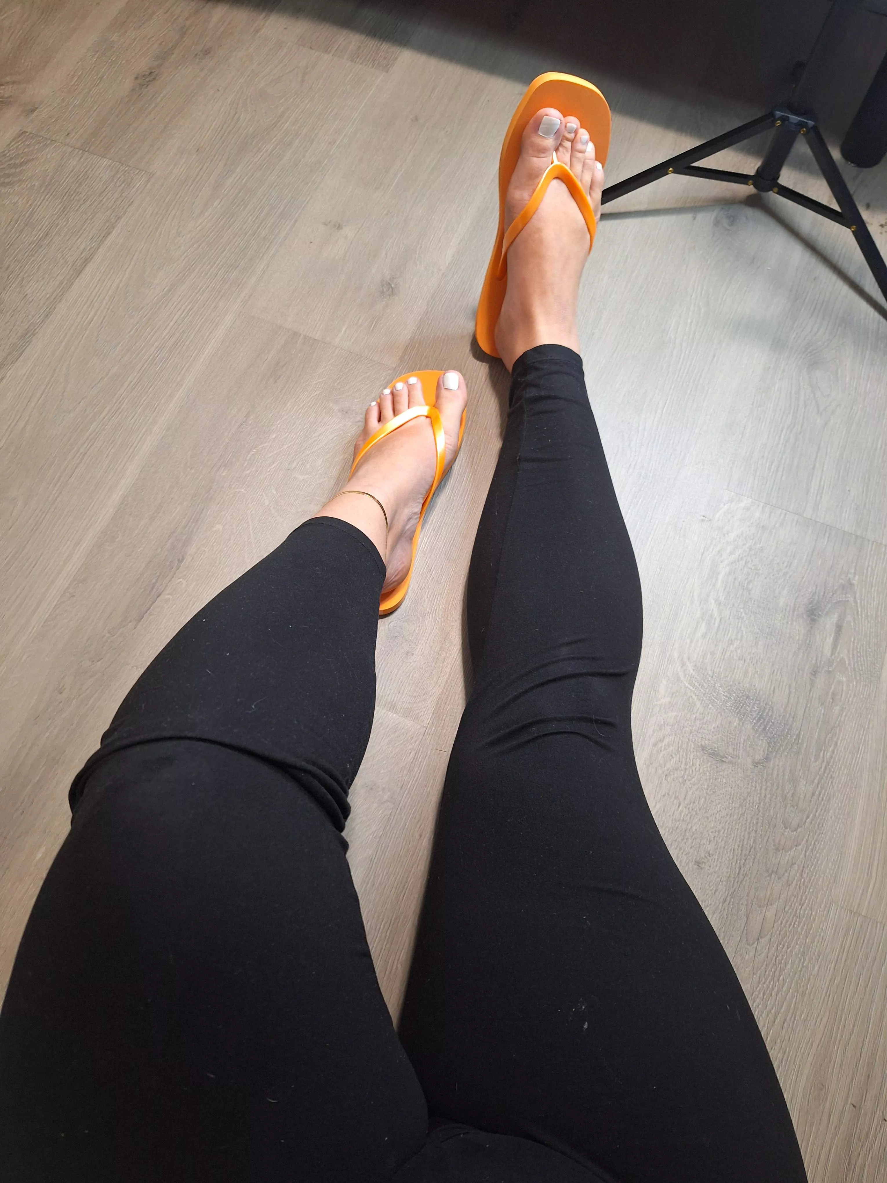 That flip flop and leggings combo 👌 