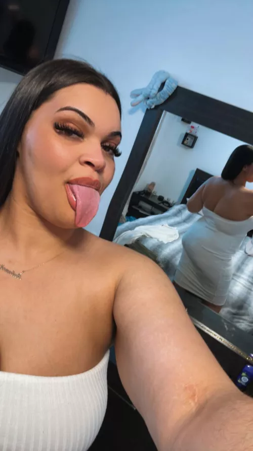 Thick tongue w/ an even thicker ass
