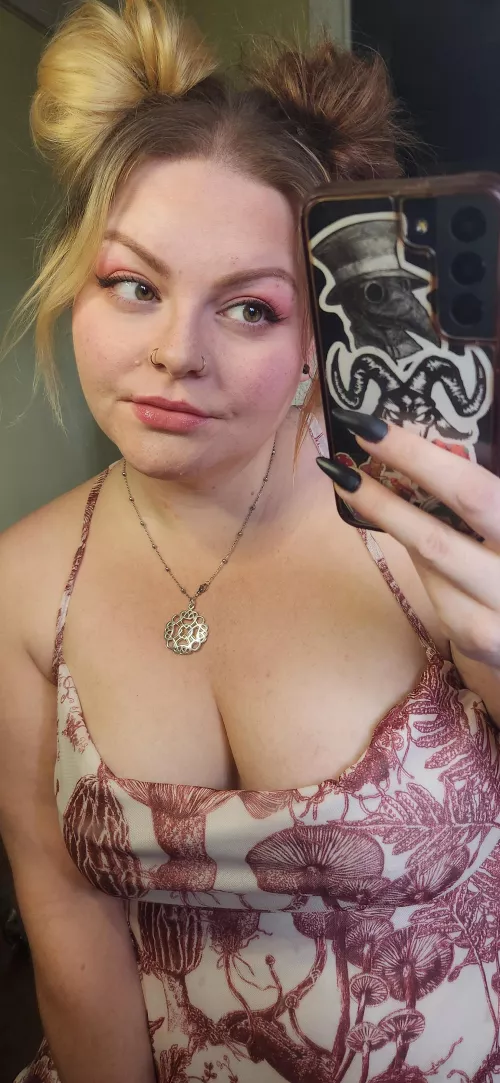 When spring hits and your inner sweet girls starts to battle with your cold winter goth😅