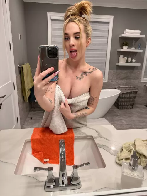 Will your cock love to be on my cleavage?