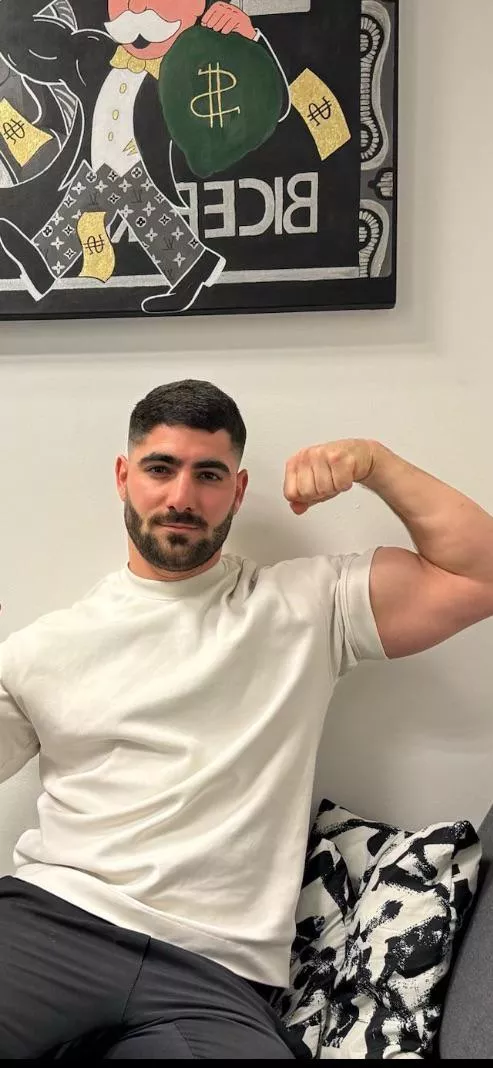 23 Italy, muscular men dm me with a pic