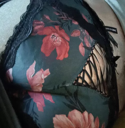 Anyone wanna see what’s under?? 