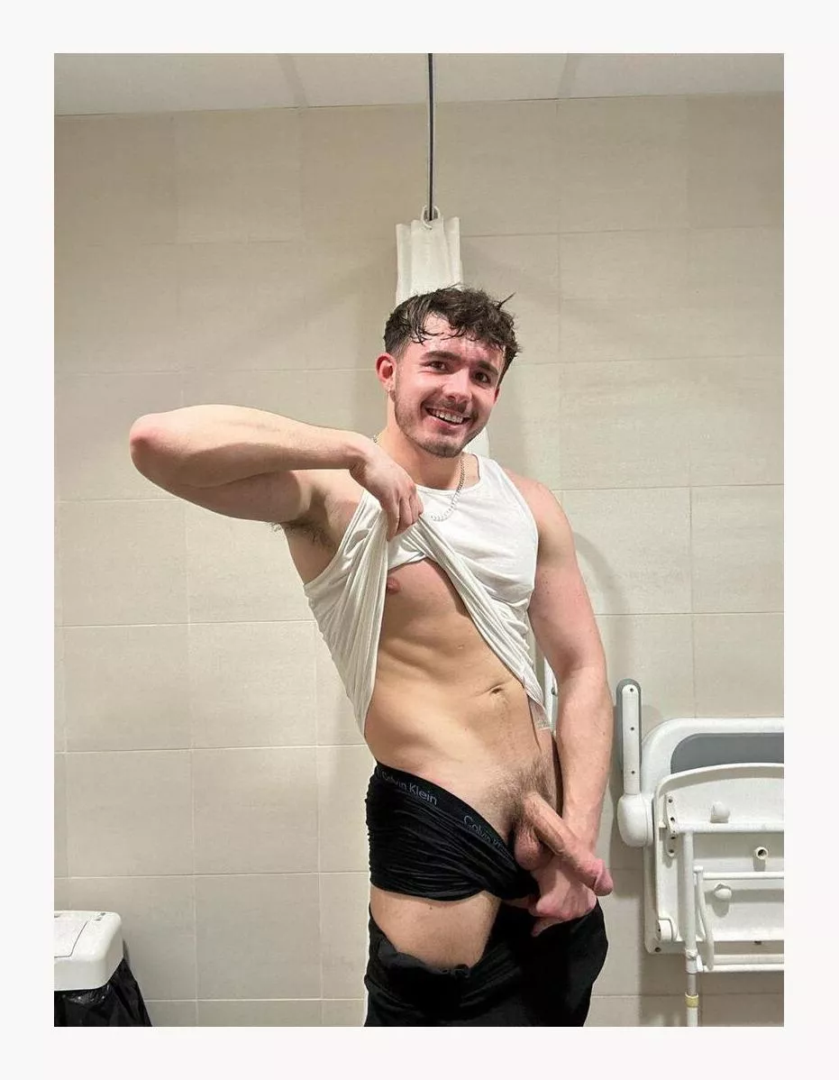 be honest, wpuld you suck me off in the locker room??