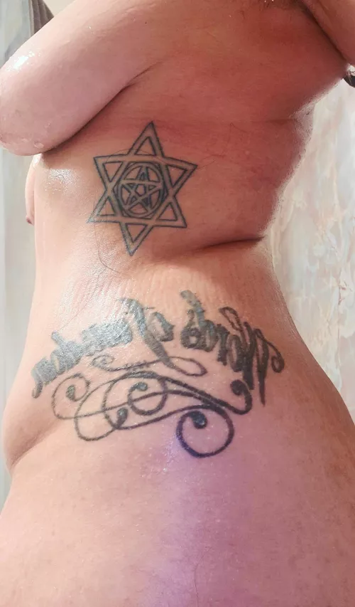 Curves and tattoos inside here!