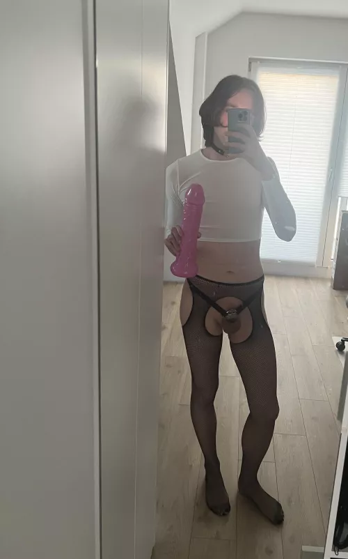 Day 8/145 being 🔒 That monster pink dildo is going up my hole tonight, Wanna see? 😊