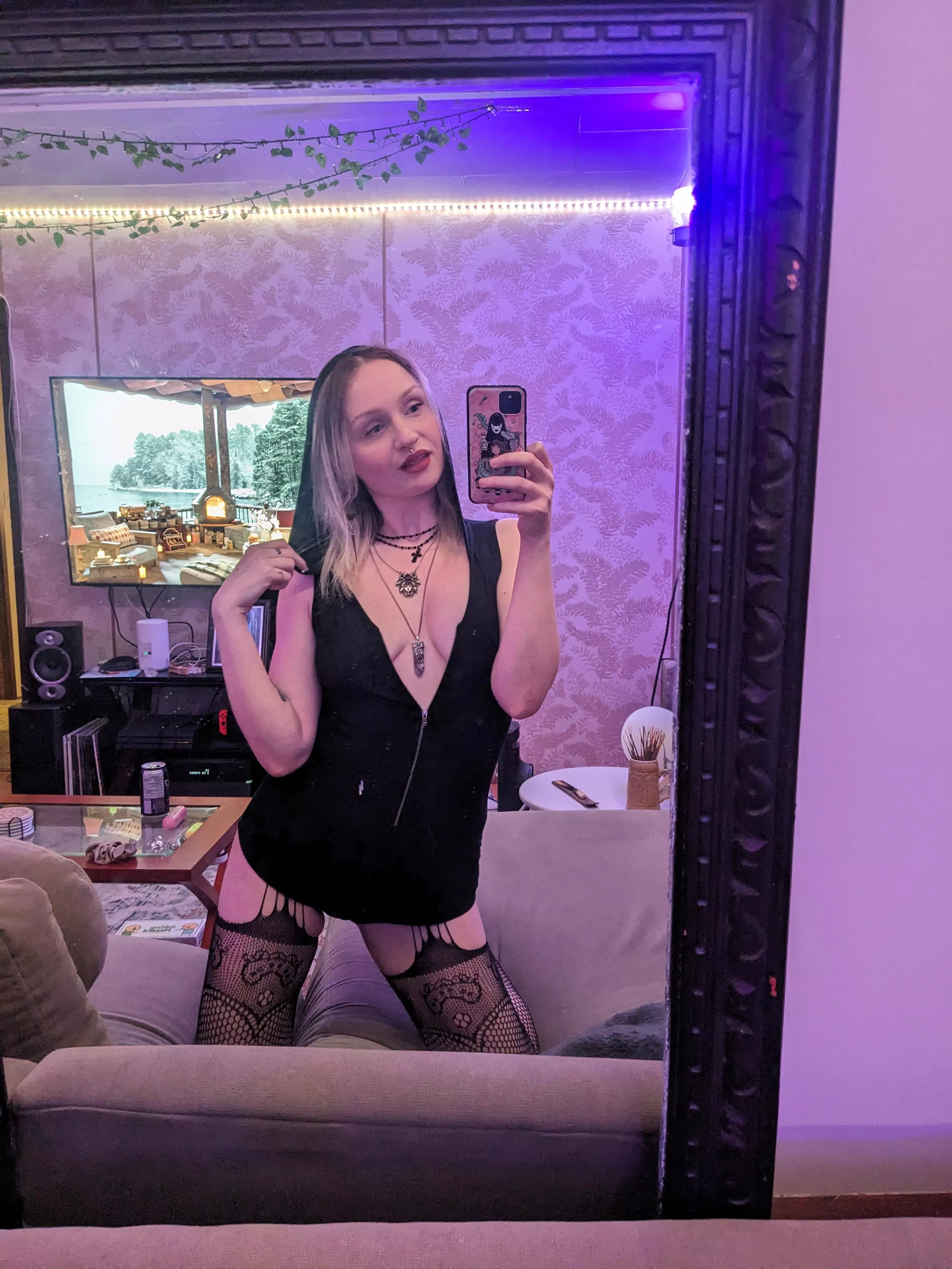 (F) Pre-rave selfie a few weeks ago 🖤