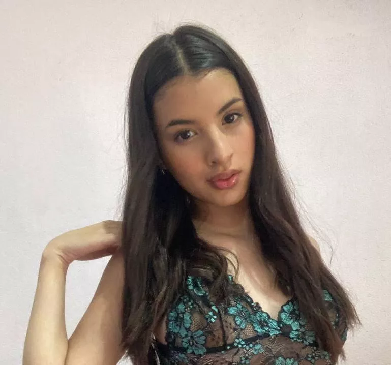 Feeling like a mix between a hot mess and a selfie queen @