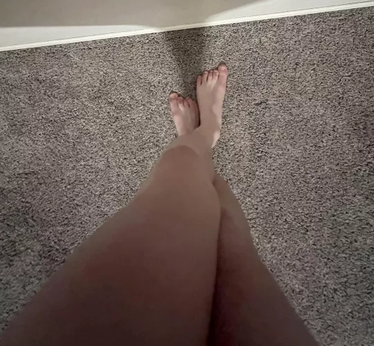 Help me paint my toes?💅🤭