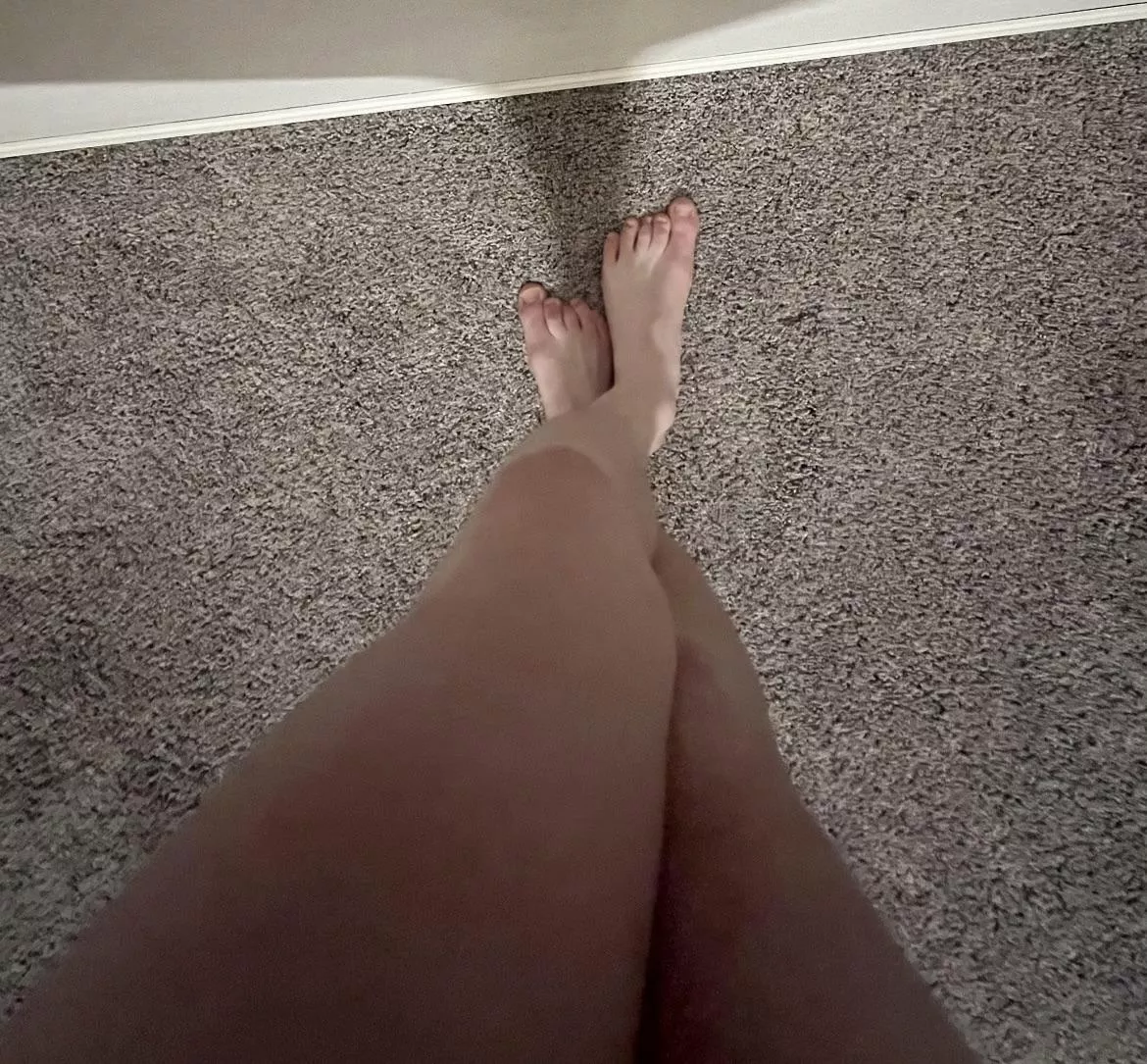 Help me paint my toes?💅🤭