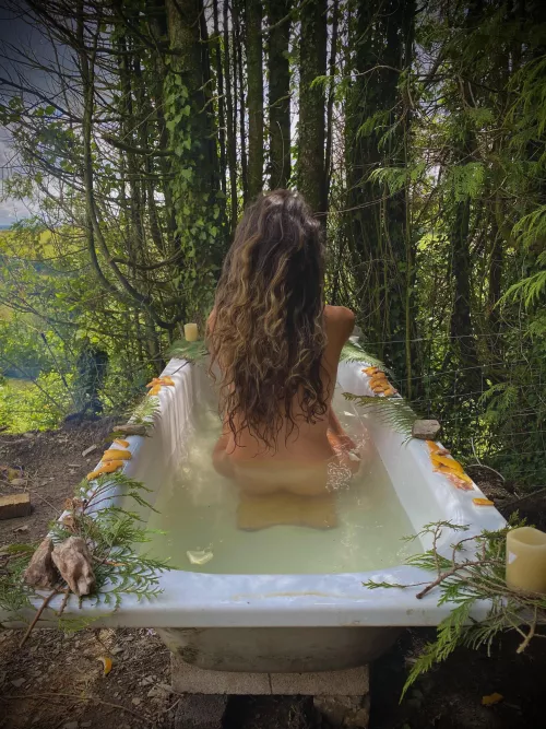 I love this hot tub in our garden. Living off-grid is the best. ❤️‍🔥