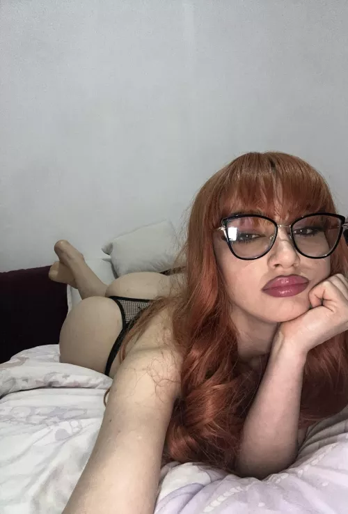 just a bored teen girl who likes mature guys ;)