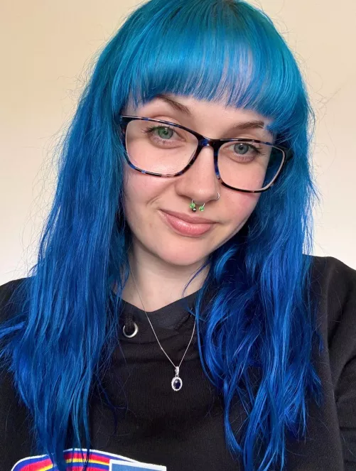 just smiling cause i’m happy and stuff 👉🏻👈🏻