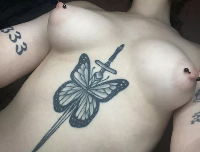 Need a horny guy who wants to play with my tits ! 