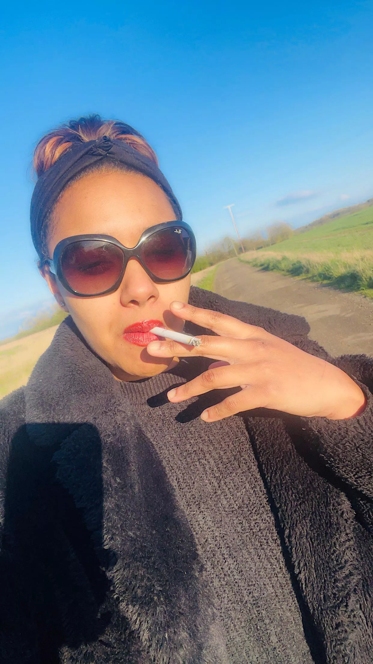 Red lips, warm sun and white tips😍😏