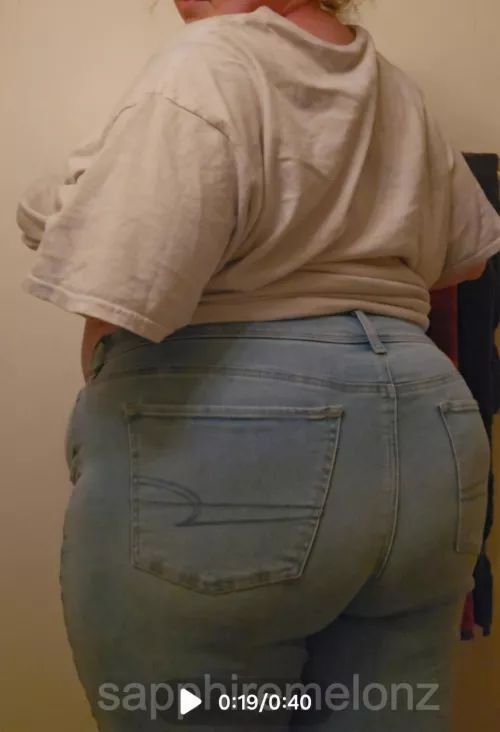Screenshot from a vid of me trying on new jeans, love them 💗