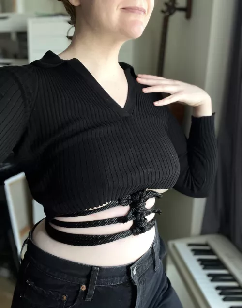 Using rope as a fashion accessory 🖤