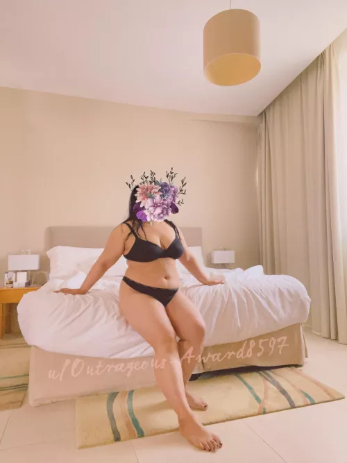 Will you please sit next to me? (f)