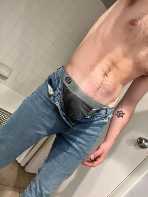 19 any bros into piss?