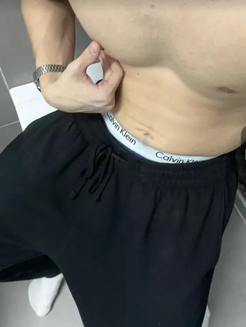 25. bisex. for chat and jerking off. be fit and 18-30 y/o. send asl and face pic. dm for a username.