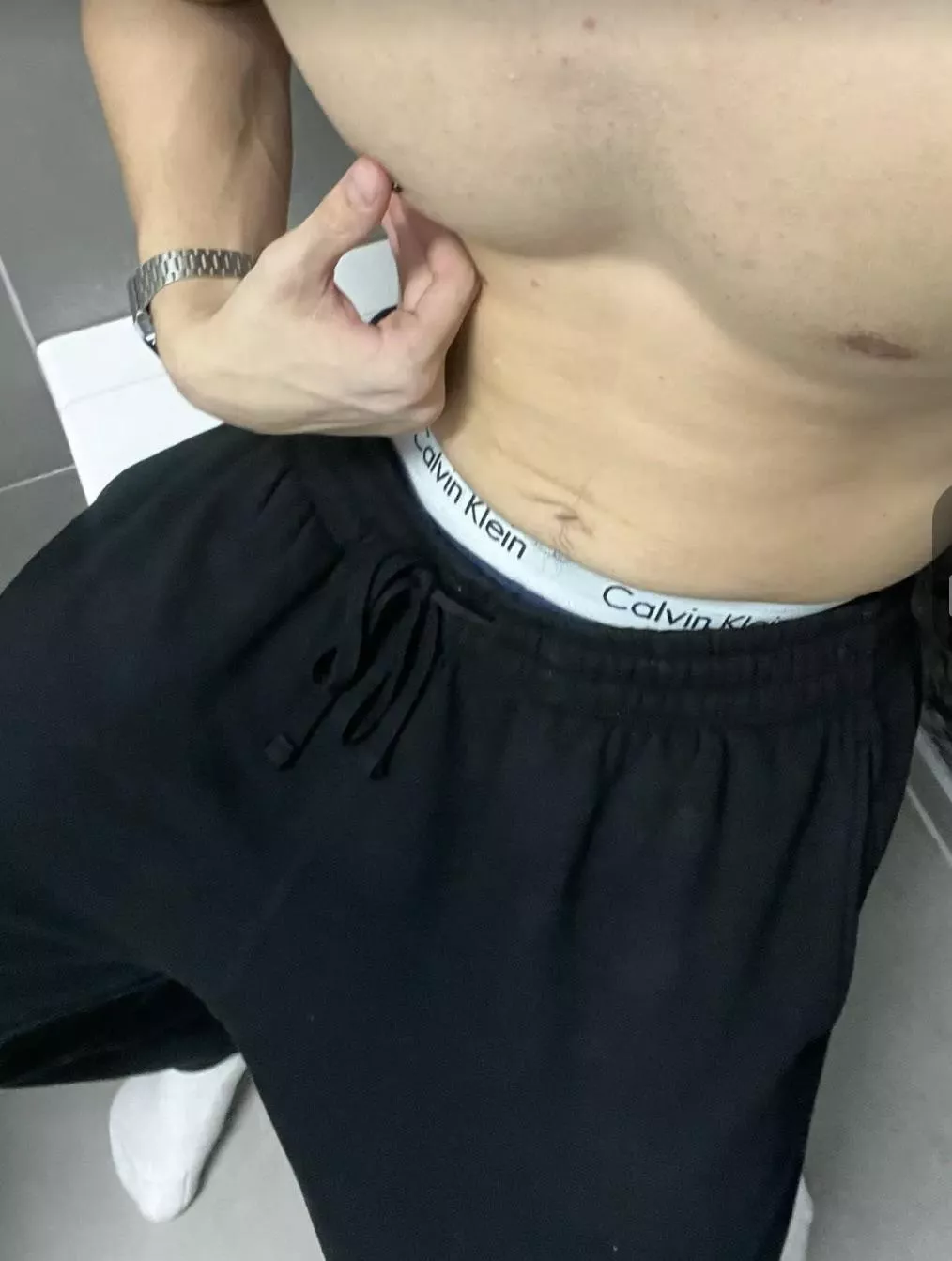 25. bisex. for chat and jerking off. be fit and 18-30 y/o. send asl and face pic. dm for a username.