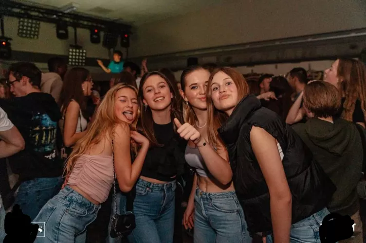 4 horny girls at a party 