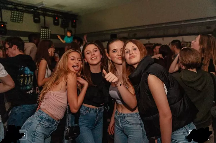 [4] horny girls at a party, which one goes home with you? 