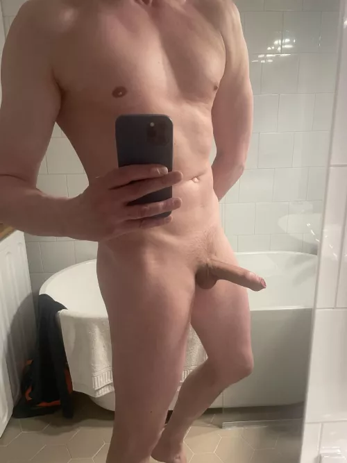 40 y fit Guy with a daddy look. Looking for hot/fit guys that show off face and body. Add me @hellogayguyss