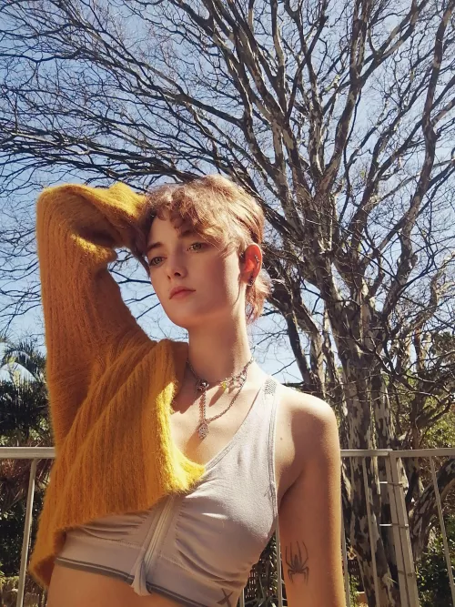 Balancing elegance with a touch of flirtation, like a true lady boss. [18F]