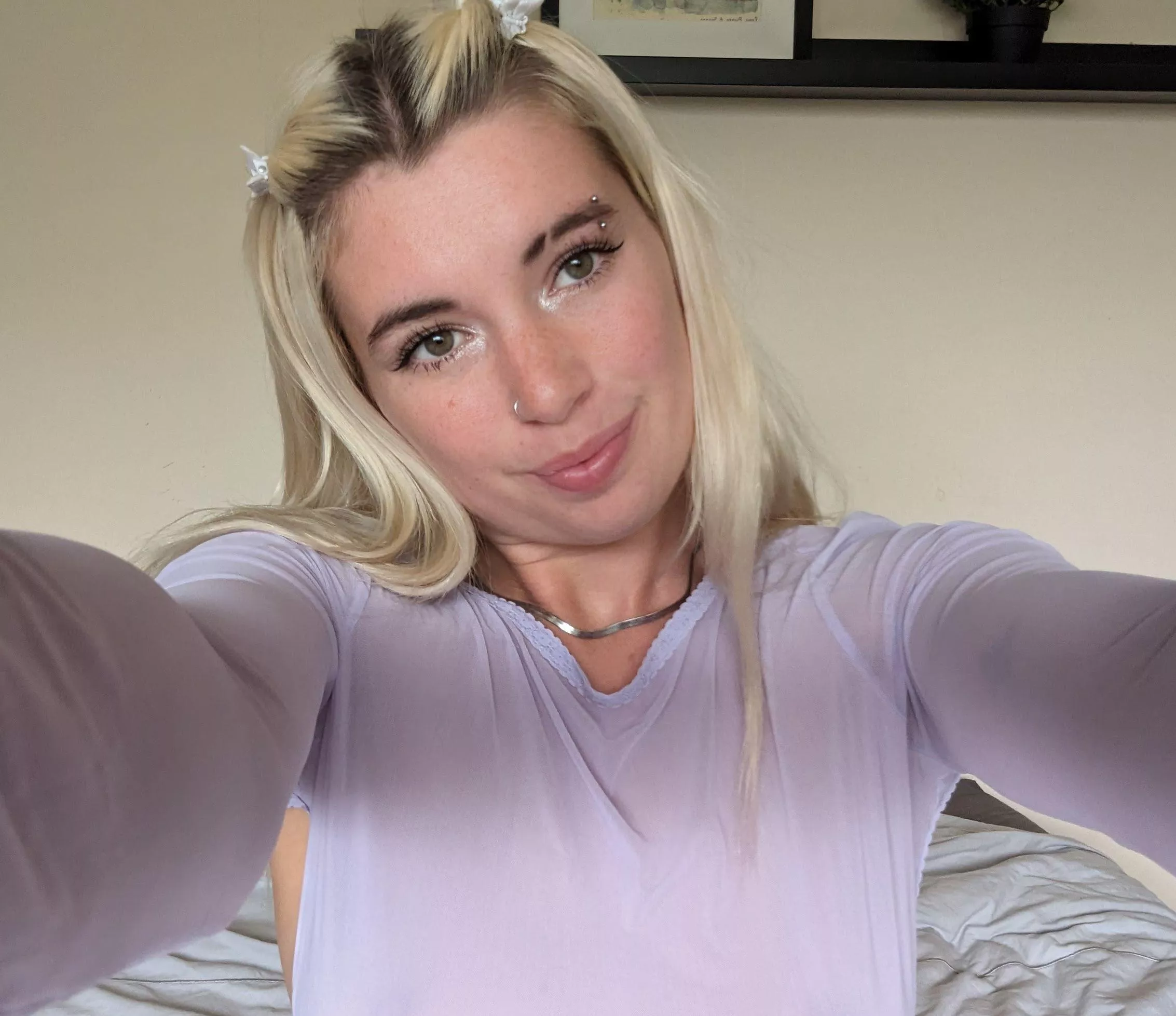 Do I look cute in this hands crop top?