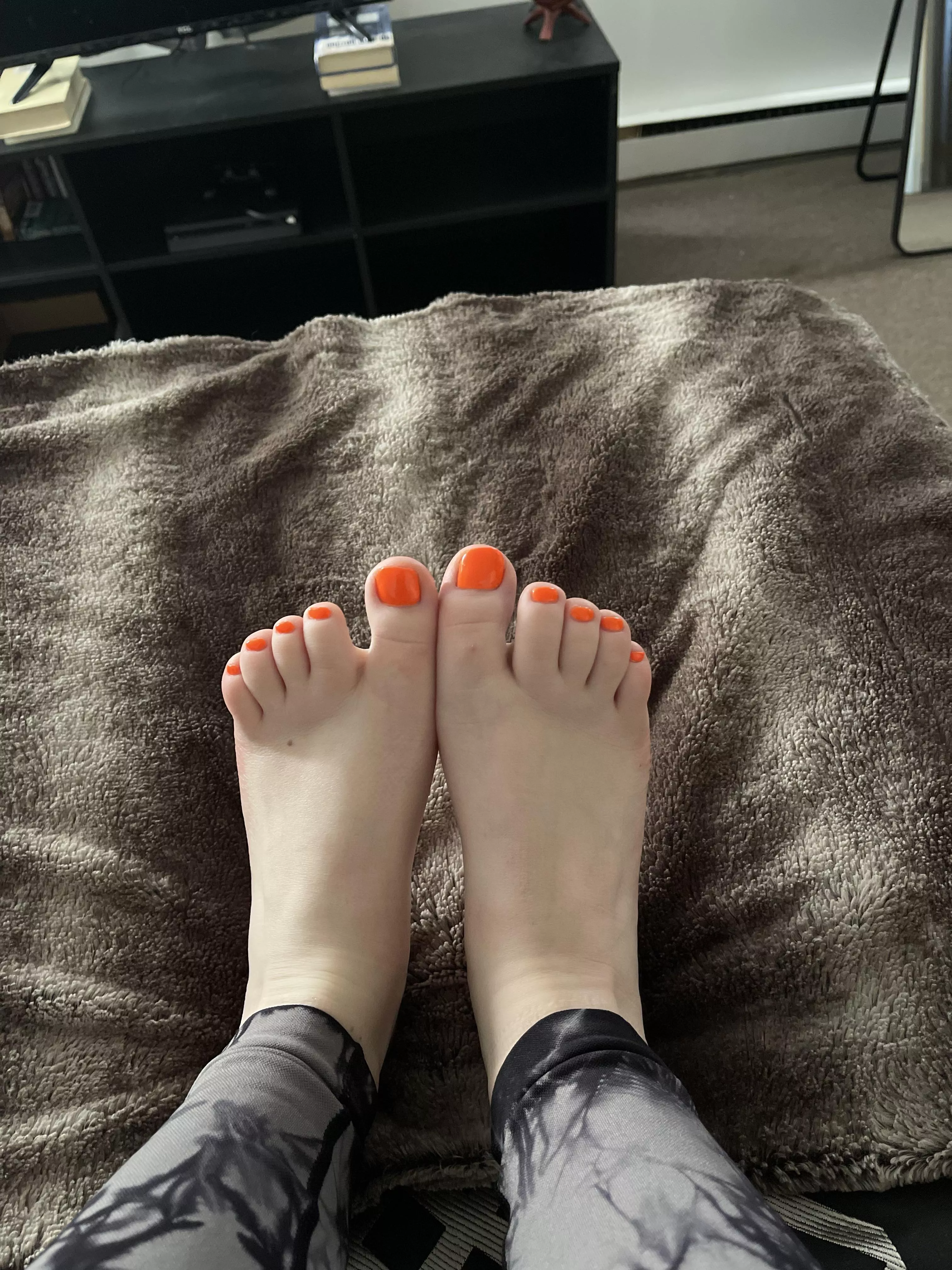 fresh pedi .. who wants to suck them? 😋
