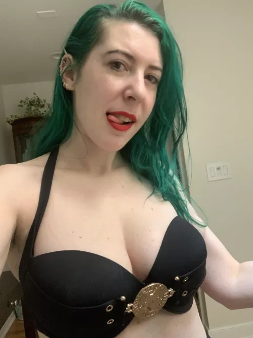 Golden babe with red lips